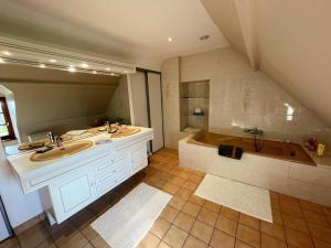 Maisons de vacances Gite viticole tout inclus, jardin 3000m², velos offerts, proche Saumur-Chinon-Langeais - FR-1-381-606 : photos des chambres