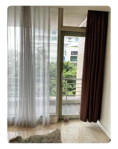Shared Apartment in Sudirman - with Private Room & Private Bathroom & TV, 5 mins to MRT, Bus Stations, and Shopping Mall