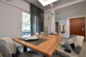 Comfy Penthouse - 200m from Attiki Metro