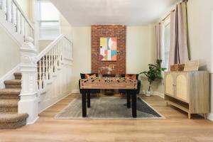 Pet Friendly 6 Bedroom Free Parking plus 5 Min From Bakery Sq