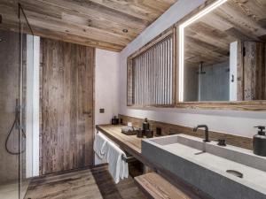 Chalets Chalet spacieux avec bain nordique, hammam et vue proche des pistes - FR-1-570-66 : photos des chambres