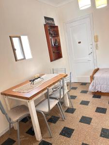 Un ambiente y medio, con muy linda ubicación, hasta 4 personas