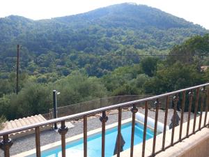 Detached villa with pool, Partial air-conditioning,in a secure private garden, 800 metres from medieval village