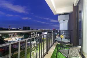 2 BR Condo with a balcony, pool&gym