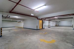 2 BR Condo with a balcony, pool&gym