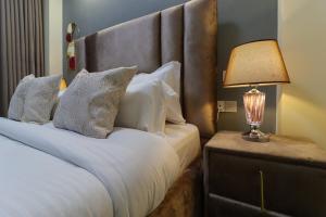 2 BR Condo with a balcony, pool&gym