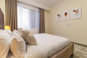 2 BR Condo with a balcony, pool&gym