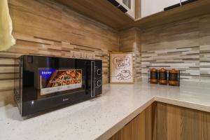 2 BR Condo with a balcony, pool&gym