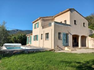 Detached villa with pool, Partial air-conditioning,in a secure private garden, 800 metres from medieval village