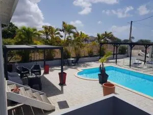 Appartement cosy à Sainte-Anne avec piscine - Boivin