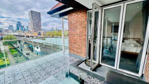 AR7 Sunset Luxurious Apartment in London Zone-1 Including one Family twin Room with its Own Stunning Private Terrace