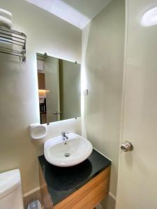 cozy studio unit near airport