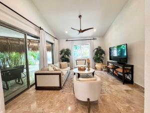 Tropical Playacar Villa Pool Near 5th & Beach