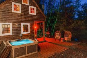 Couple's Serenity Cabin with Hot Tub - Port Jervis
