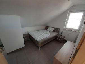 Fewo Steinhohle, DG 45qm, 1 Schlafzimmer & 1 Wohn-Esszimmer mit Bett
