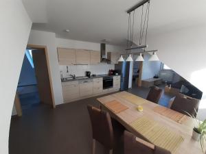 Fewo Steinhohle, DG 45qm, 1 Schlafzimmer & 1 Wohn-Esszimmer mit Bett