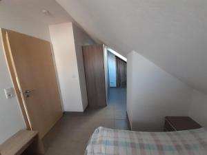 Fewo Steinhohle, DG 45qm, 1 Schlafzimmer & 1 Wohn-Esszimmer mit Bett