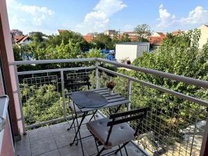 Lovely modern 1-bedroom with balcony