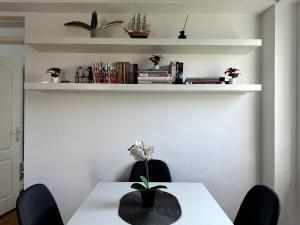 Lovely modern 1-bedroom with balcony