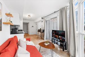 Charming Condo Near Rogers Centre with Parking