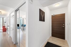 Charming Condo Near Rogers Centre with Parking