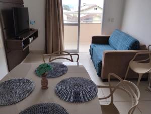 Itaguá - 1 quadra da praia, 2 quartos, 2 banheiros, acomoda 5 pessoas