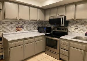 Charming 2-Bedroom Condo in Enchanting Palm Spring