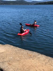 Hermosa cabal familiar en el lago