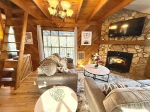 Plentiful Porches - Hot Tub - King Bed - Views