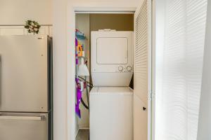 1 Mi to Maryland Beach: Ocean City Retreat w Deck