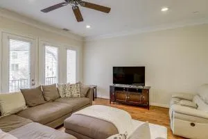 8 Mi to the Galleria Home with Balcony and Yard - Westchase Heliport