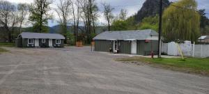 Riverside Court RV and Cabins