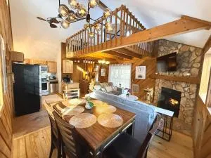 Plentiful Porches - Hot Tub - King Bed - Views - Hemlock Ridge