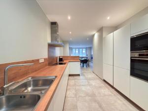 Spacious 3 bedrooms w parking in Limpertsberg