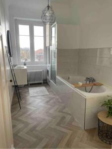 Appartements Grand appartement entier en hyper centre a 10 minutes de lille, metro a 50m et la gare de Tourcoing et a 900m et parking a proximite : photos des chambres