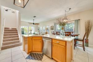 7 Mi to Disney: Kissimmee Poolside Paradise!