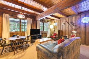 2 Mi to Schuss Mountain Cozy Cabin with Deck