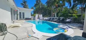 Pool Paradise Half mile to Beach w Massive Yard! - 好莱坞海滩