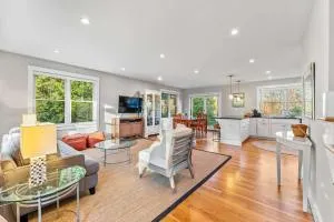 New Listing Modern Charming 4BR 3 5BA Retreat - Lobsterville