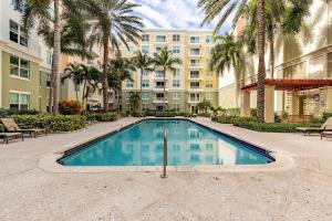 Spacious 3BR 3BA with King Bed & Amazing Pools near Intercoastal, Lantana Beach, FL