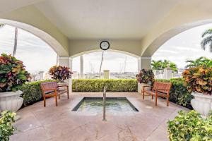 Spacious 3BR 3BA with King Bed & Amazing Pools near Intercoastal, Lantana Beach, FL