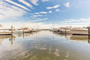 Spacious 3BR 3BA with King Bed & Amazing Pools near Intercoastal, Lantana Beach, FL