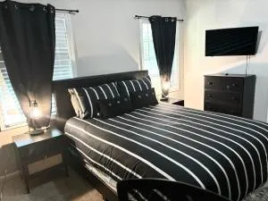 Queen Suite - Hot Tub - Home Theater - WiFi - Forest Park