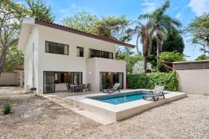 Casa Oasis Beach Villa with Pool, Playa Grande