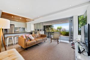 Waves #1 by Discover Stradbroke