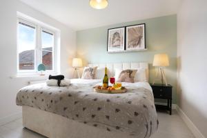 Exquisite 7 Bedroom 5 Bathroom House - Over 1900 sqft - Close to City Centre with Free Parking, Fast W-Fi and SmartTVs by Yoko Property