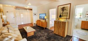 Elegantly Appointed Apartment with Harbour Views