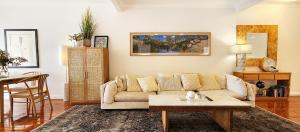 Elegantly Appointed Apartment with Harbour Views