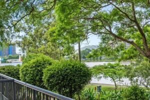 Riverfront Excellence 2Bed-2Bath-2Car - West End