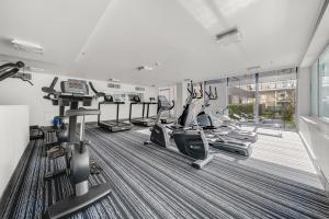 Stylish 1-Bed Flat with Pool BBQ & Sauna Access